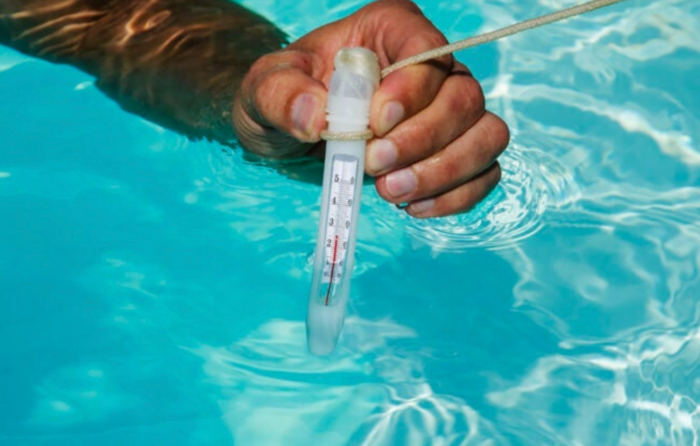 Swimming pool heating: comparison between heat pumps and solar panels